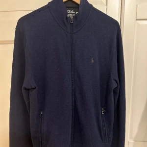 Ralph lauren full zip - Säljer nu min fina Ralph lauren full zip, då den inte passar mig tyvärr. Storlek M, använd endast 1 gång och då testade jag den endast! Bara att skriva och höra av sig vid frågor eller vad som helst!