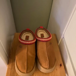 Ugg tazz chestnut  - fick i present. knappt använda då dem var för stora. köptes i butiken och boxen samt kvitto följsmed (pris kan diskuteras)