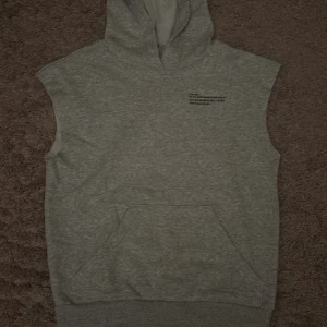hoodie - snygg tröja eller hoodie va den än är, har inte klippt den den är så! helt nu aht inte använt fått den som present och den va tyvärr inte min stil så jag sälja istället men annats jättefin💕nypris150kr mitt 40kr för fler bilder skriv priv