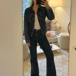 Levis jeansjacka - Jeansjacka från Levis, strl s💙 så snygg att matcha med jeans eller till klänning i sommar🥰 Kolla gärna mina andra annonser, ger gärna paketpris och samfraktar!