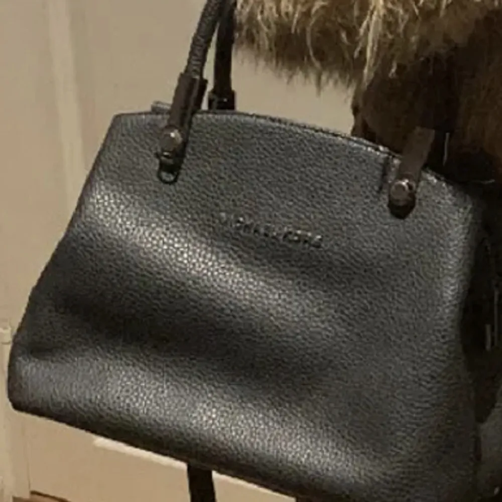 Jätte snygg axelremsväska från Michael Kors. Mycket fint skick.. Väskor.