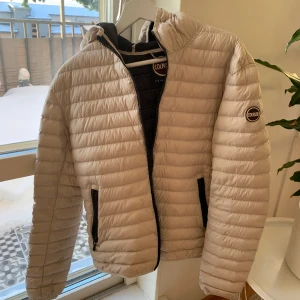 Colmar jacka - Colmar jacka i färgen ”ivory coffee” - vilket motsvarar beige. Jackan är i väldigt bra skick och en unik modell som inte säljs längre. Kvitto och tags finns. Kan gå ned i pris vid snabb affär🙌🏽