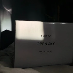 Byredo Open Sky  - 100ml med ungefär 80% kvar, eller avgör själv på bilden!  Kolla fragrantica för noter 