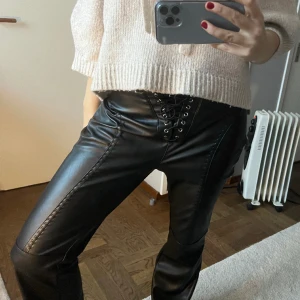 Coola skinnbyxor  - Såååå najs skinnbyxor bootcut med assnygga detaljer. Köpte de i storlek 40 men sytt om de så de passar m. Jag brukar ha s/m som referens, är 170