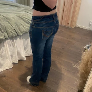 Mörkblå jeans - Utsvängda jeans 
