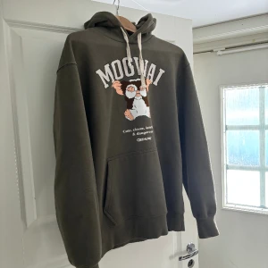 Zara Gremlings hoodie - Zara hoodie gremlings. Använd någon enstaka gång. Nypris 449kr.