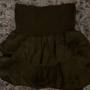 Svart kjol/topp - Säljer denna söta svarta kjol som man även kan ha som topp. Storlek XS. Har typ aldrig använt den, den är inte i bästa kvalitet men den har inga fläckar eller hål. Den är från shein. Säljer för 40kr.