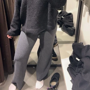 Gråa mjukisbyxor - Gråa mjukisbyxor från zara i strl M
