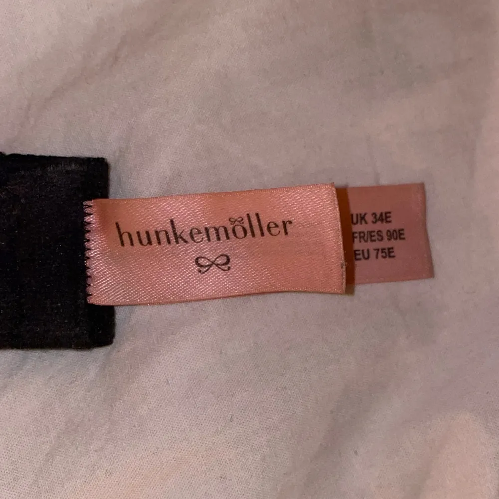 Säljer en BH från Hunkemöller då den var för liten. Jättefin, har tecken på användning men inga skador. Köparen står för frakt🤍. Övrigt.