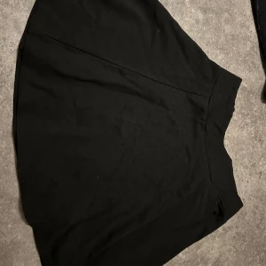 Svart kort kjol - Skriv för frågor 💃 