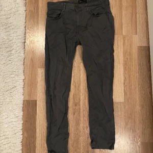 Byxor Zara - Byxor från Zara. Storlek: 44. Slim fit. True to size. Inga fläckar eller skador.