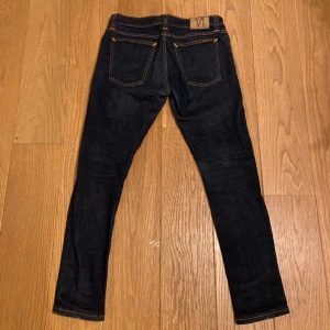 Nudie jeans  - Nudie jeans i passform slim  Storlek 31/32 men skulle säga att de är mer som 30/30! Nypris 1600kr Vårat pris 349kr‼️ Skick 8/10 Skriv vid intresse eller om du har några frågor 😀