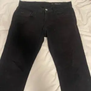 Armani Exchange svarta herr jeans säljs billigt.