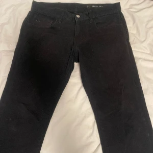 Armani Exchange svarta jeans  - Armani Exchange svarta herr jeans säljs billigt.