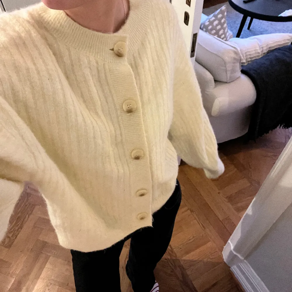 Säljer denna jättefina kofta från & other stories. Lite oversized modell. Den är använd 3 gånger och är i princip i nyskick. Passar S-M skulle jag säga. Kan tänka mig att gå ner i pris vid snabb affär💛nyspris var runt 900kr. Neuletakit & Villapaidat.