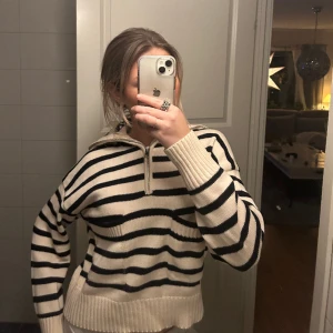 Randig tröja  - Väldigt fin randig kofta aktig som är väldigt skön och sparsamt använd💕