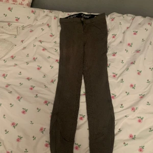 Ridbyxor CRW - Ett par oanvända ridbyxor från CRW(hööks märke) dem köptes för 499 i maj men säljs för runt 300kr💕