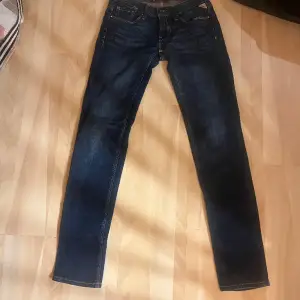 Säljer ett par jätte fina jeans som jag inte får på mig längre, dem är i bra skick men raka ben asså skinny