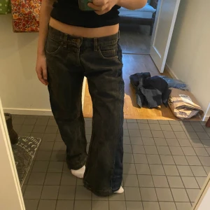 Vida lowwaist Lee jeans - Skitballa vida jeans från Lee, som har ett annat jeanstyg tillsytt på sidorna (gjort av tidigare ägare)!