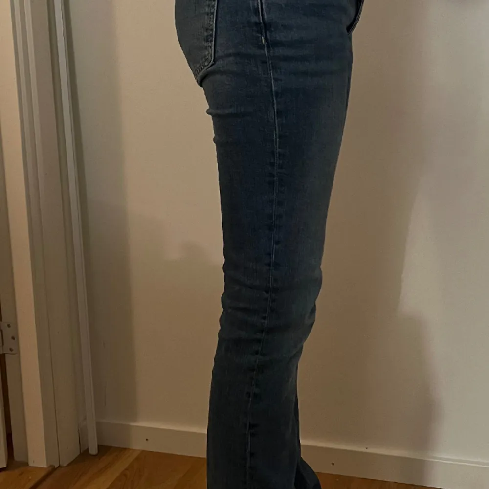Fina bootcut jeans i bra skick. Köpta på Gina young. Säljer pga att dem börjar bli för små.💘. Jeans & Byxor.