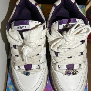 Axel arigato v200 lila - Snygga och bekväma   Använd max 3ggr   Sko låda ej kvar 