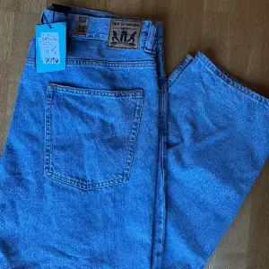 Helt nya sweet sktbs jeans med prislapp kvar! Dessa är dock köpta på Myrorna, vilket betyder att det nån slags andra hands sortering från Junkyard, därför kan jag inte garantera att skicket är 100%, 10/10. Något litet ”fel” kan alltså finnas!