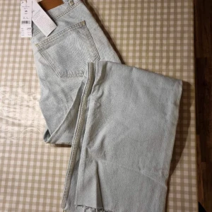 Idun straight jeans GinaTricot - Ljusblå jeans från Ginatricot, oanvända. Högmidjade och raka i modellen. 