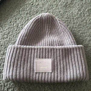 Acne mössa  - Lila/grå acne mössa, sparsamt använd men finns sminkfläckar i den (se bild)💞
