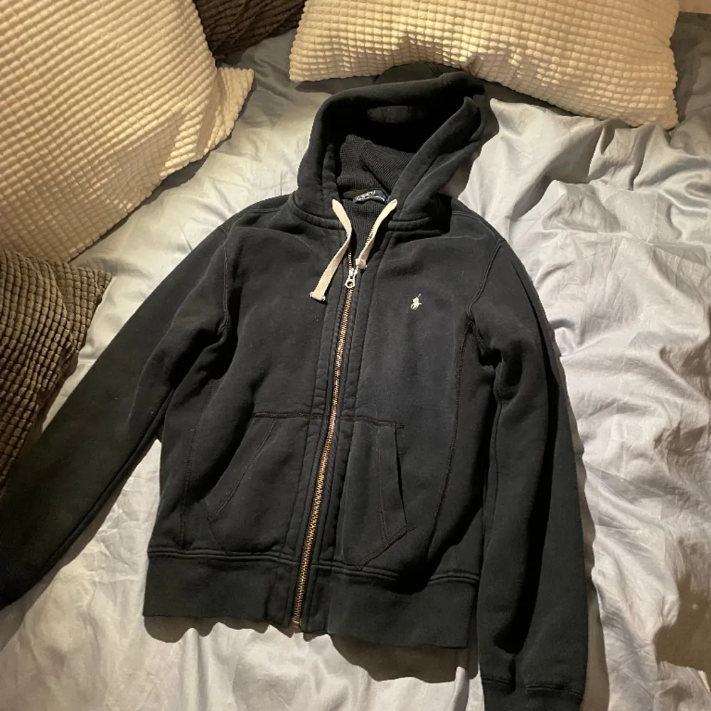 Riktigt fet Ralph Lauren zip. Cond 8/10. Köpt här på plick. Nypris ca 1500kr. Skriv vid funderingar. Hoodies.