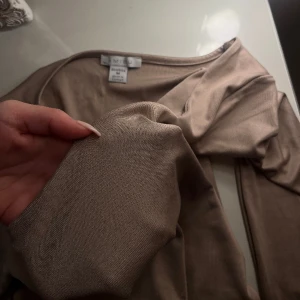 Topp  - Beige tun topp ifrån newyorker i storlek M, sitter tajt men inte genomskinlig💗