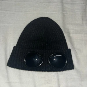 C.P Compaany mössa - Den är helt ny och har ingen problem det svart färg.