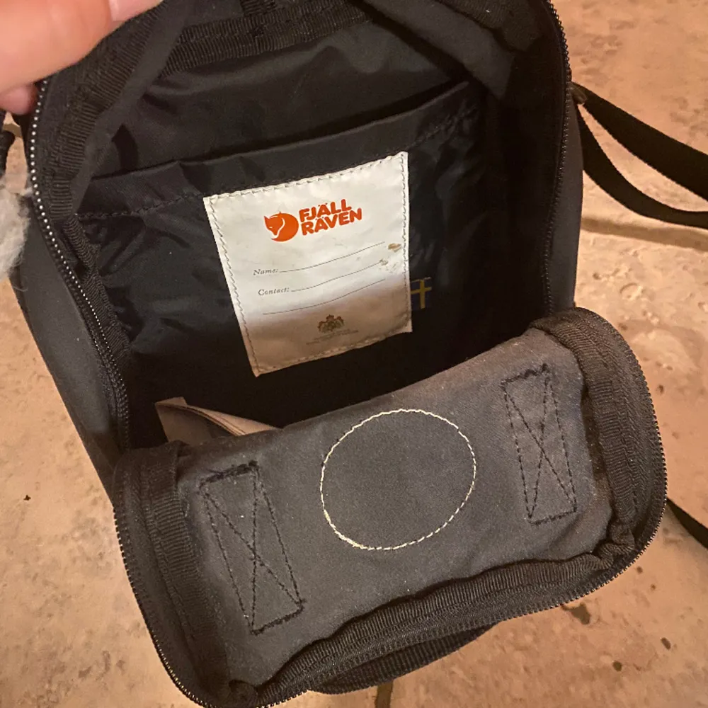 Superfin fjällräven handväska( obs den lilla modellen, alltså inte en ryggsäck) i svart. Superfint skick är inte märkbart använd. Bara att höra av sig om frågor finns🩷köptes för ca 1200kr. Väskor.