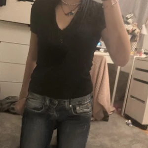 svart topp - i S. Haft den länge så den är inte i bästa skicket, men fortfarande söt och snygg. Behöver bli av med kläder