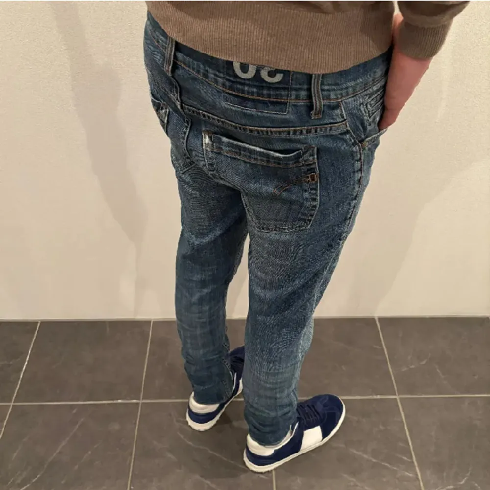 Första bilden är lånad utav Fashion Store här på Plick då jag köpte byxorna utav dem 👑 Skick 10/10 - Size 30 - Nypris 3500 kr - Skriv för mer bilder/frågor kings ⭐️. Jeans & Byxor.