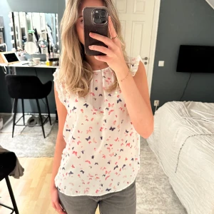 Topp - Superfin topp från Esprit med fjärilar. Toppen är i nyskick i storlek XL. Priset kan diskuteras och köparen står för frakten.