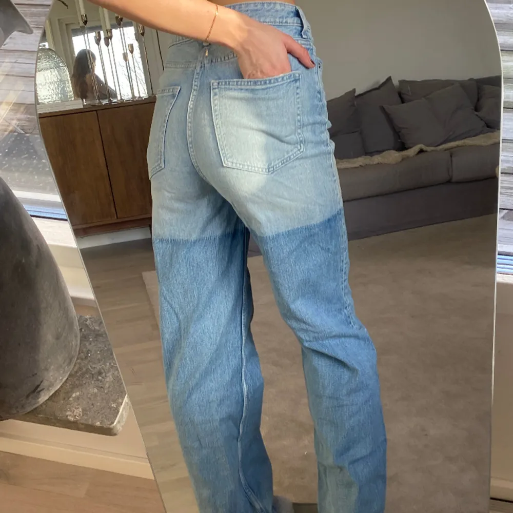 Säljer mina Sååå cola jeans i två färger! Så häftiga till en stickad tröja t.ex✨🤍. Jeans & Byxor.