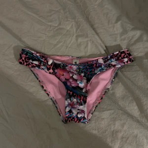 Mönstrad bikini - Så fin bikiniunderdel som inte har använts, köpt för många år sedan. 