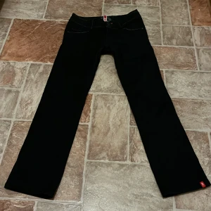 Lågmidjade kostymbyxor - Jättefina svarta ”kostymbyxor” från märket EDC by Esprit, knappt använda🙏🏼storlek 38/regular!