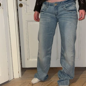 Lågmidjade jeans - Galet snygga lågmidjade jeans med bredare utsvängda jeans och ljus tvätt💞Mycket fint skick. Passar M/L, har stretch. Smickrande passform. Skriv vid funderingar och kolla in mina andra annonser🤩🪩
