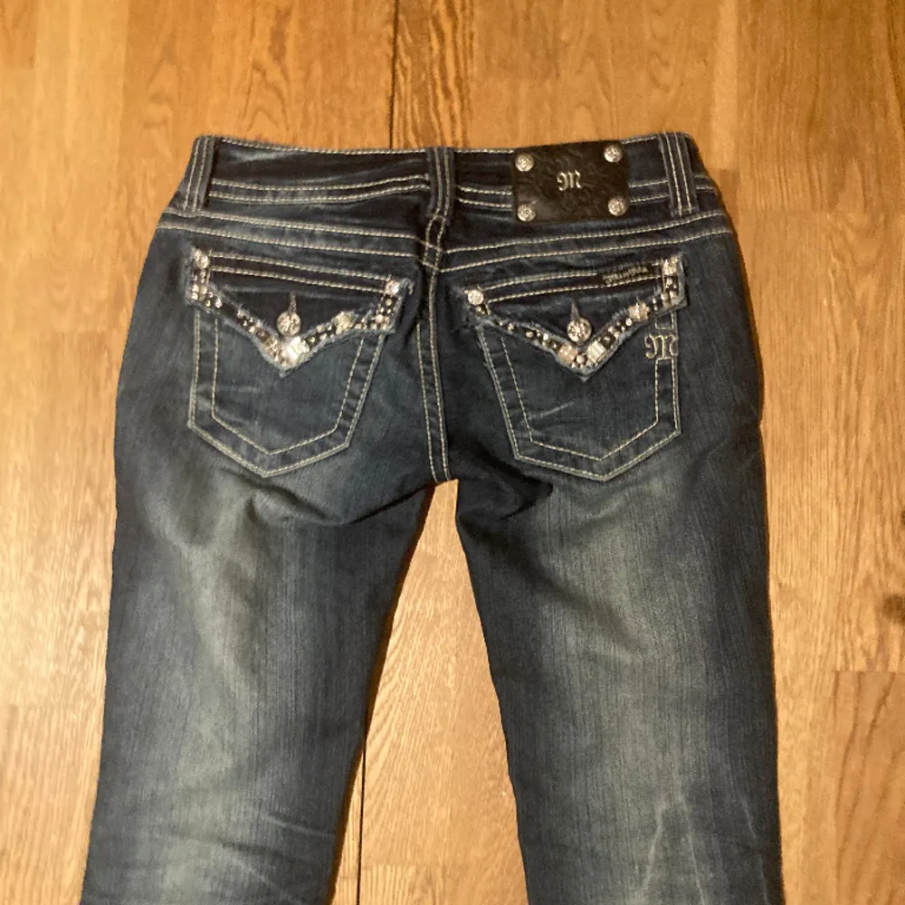 Säljer miss me jeans. 600 nästan helt nya. 70 cm i midjan . Jeans & Byxor.