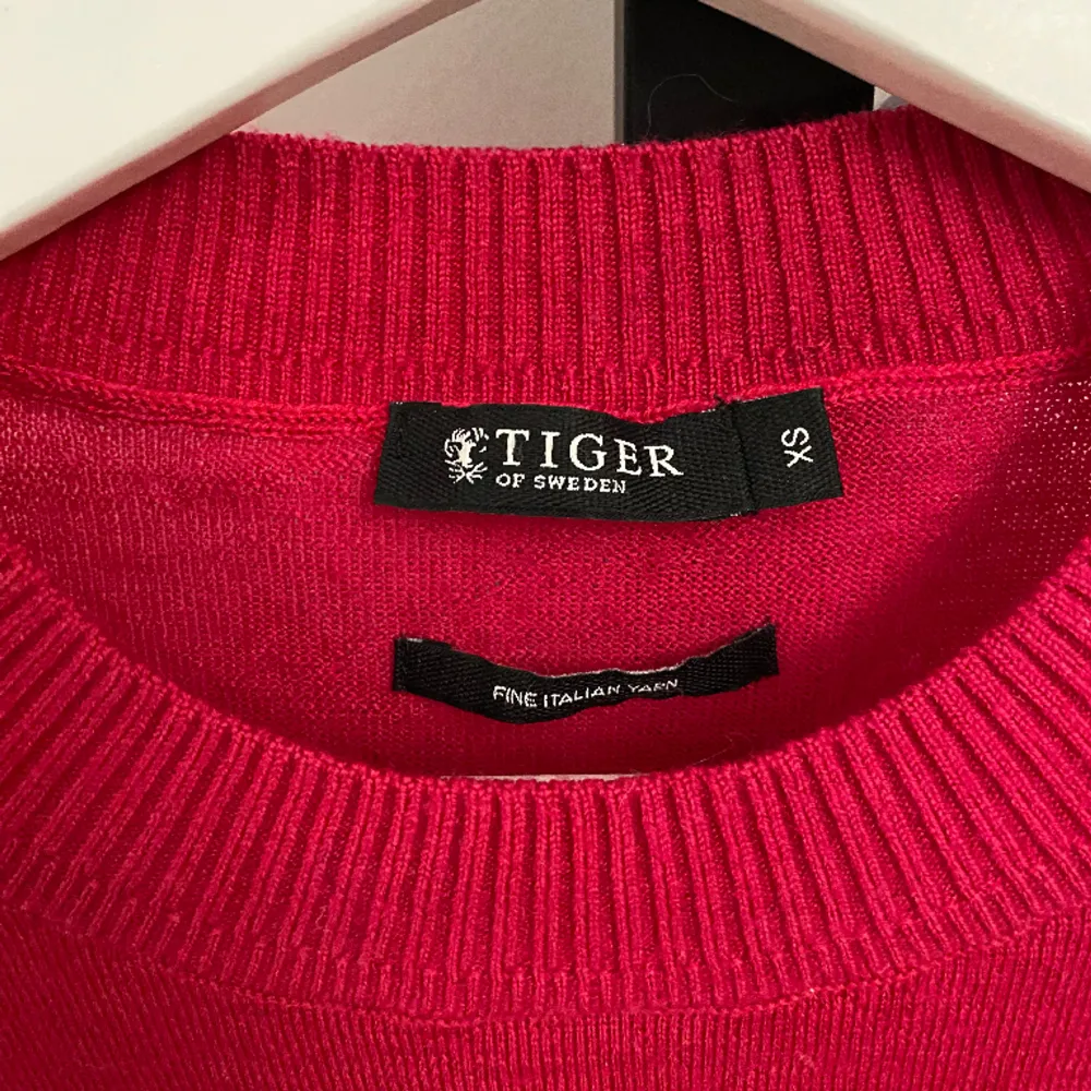 Säljer en röd/rosa stickad tröja från tiger of Sweden. Säljer då jag inte använder och behöver pengarna💕 Tröjan är i superfint sick då jag använt den endast typ 2 gånger.💖. Stickat.