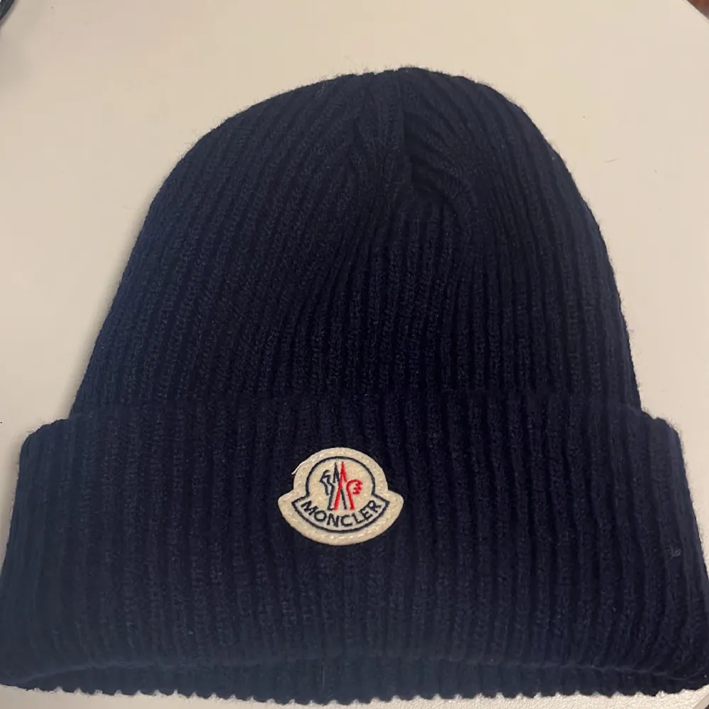 Säljer en fet moncler mössa! Använd ett fåtal gånger. Passar perfekt till det kalla vädret som det är nu. Priset kan diskuteras. Skriv gärna om ni har några frågor!. Accessoarer.