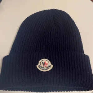 Moncler mössa - Säljer en fet moncler mössa! Använd ett fåtal gånger. Passar perfekt till det kalla vädret som det är nu. Priset kan diskuteras. Skriv gärna om ni har några frågor!