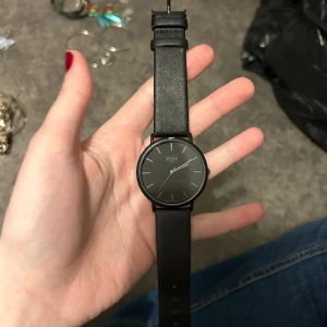 Svart klocka regal - Skriv för frågor