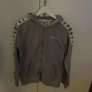 Adidas  - Zip-hoodie, används inte och sparsamt använd.