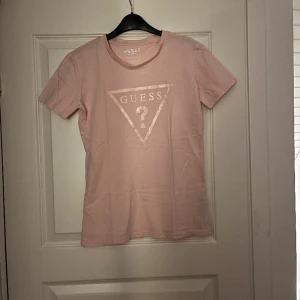 Guess t-shirt - Supersöt ljusrosa t-shirt ifrån guess i väldigt bra skick. Knappt använd då den tyvärr är lite tajt på mig💗