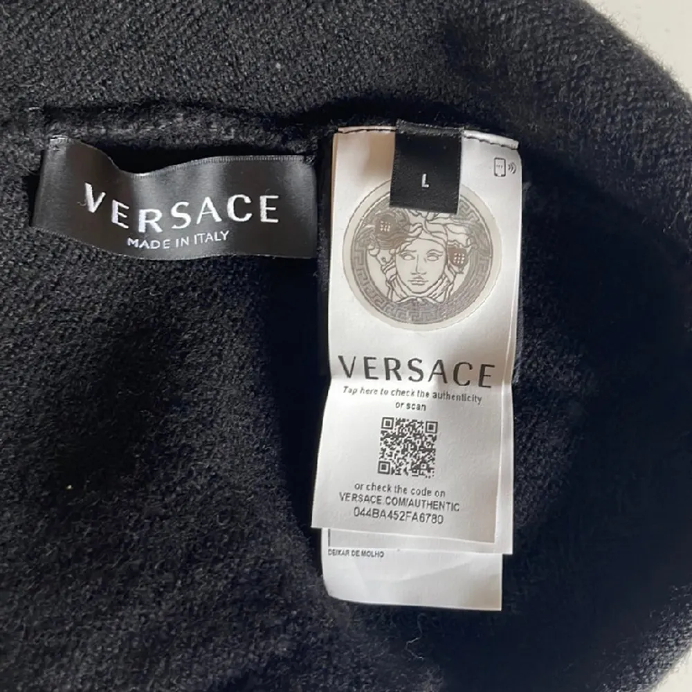 Väldigt sparsamt använd Versace mössa inköpt NK. Passar 2-5 år. Kommer från rök och djurfri hem. Inga skambud tack!. Övrigt.