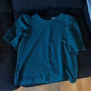 Fest blus - Grön festlig blus från hm i storlek 40 vilket är M , Kan skicka mer bilder om de önskas! Säljer för 100kr