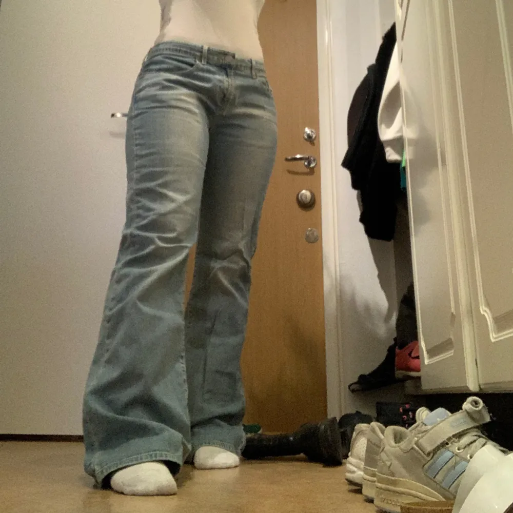 jättesnygga italienska jeans jag fick av min mamma, kommer inte till använding längre men i bra skick!. Jeans & Byxor.
