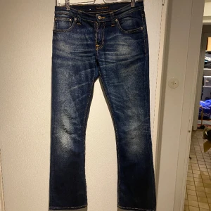 Nudie jeans w29 l32 - Nudie jeans mörkblå fin tvätt. Oanvända. Lite bootcut